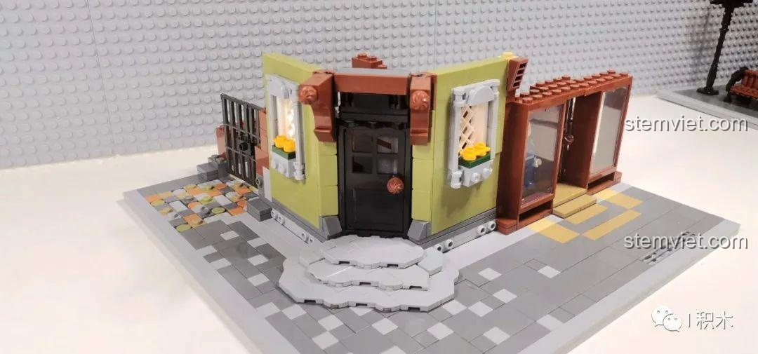 Mặt ngoài tầng 1 của bộ Tòa Nhà Góc Phố Đa Năng Zhe Gao QL0919, với cửa chính và cửa sổ trang trí.