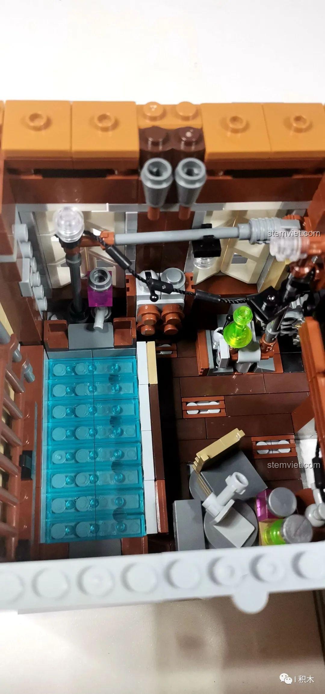 Mô hình Tòa Nhà Góc Phố Đa Năng Zhe Gao QL0919 hoàn chỉnh nhìn từ phía sau, với các chi tiết ẩn và lối đi.