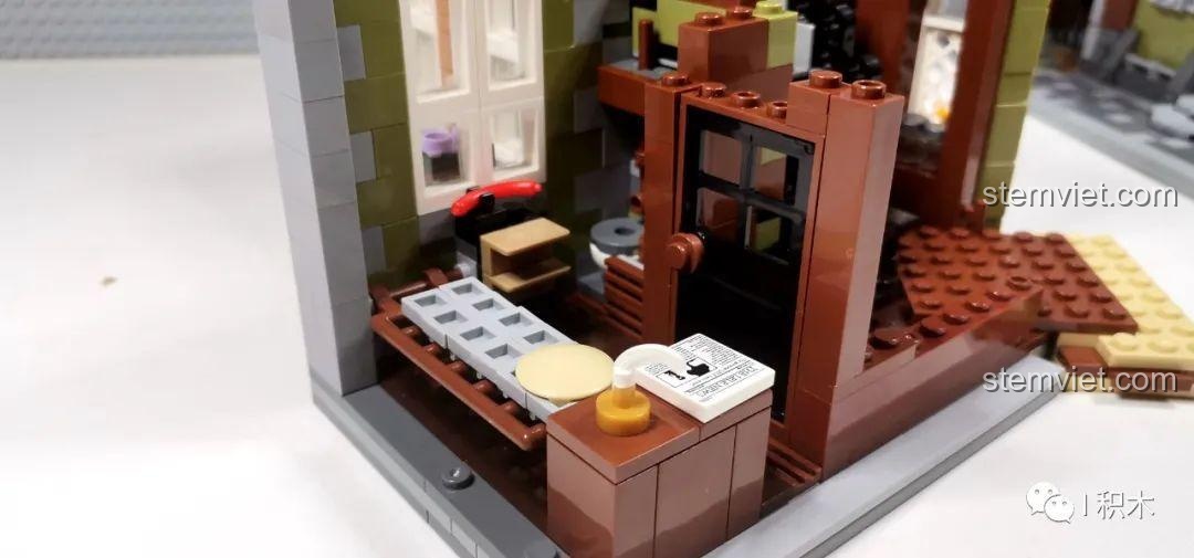 Mô hình Tòa Nhà Góc Phố Đa Năng Zhe Gao QL0919 hoàn chỉnh nhìn từ phía trước, với kiến trúc độc đáo và màu sắc hài hòa.