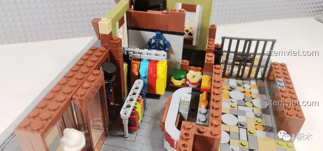 Nội thất tầng 1 của bộ Tòa Nhà Góc Phố Đa Năng Zhe Gao QL0919, với các chi tiết của một cửa hàng thời trang.