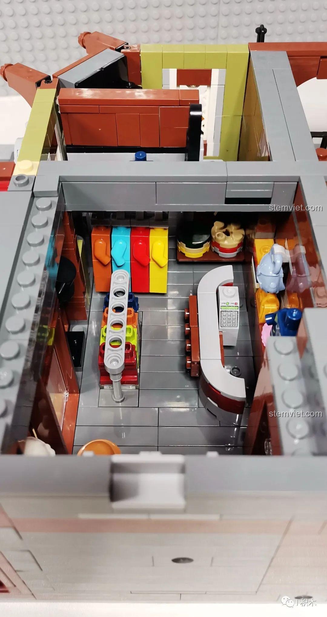 Nội thất tầng 2 của bộ Tòa Nhà Góc Phố Đa Năng Zhe Gao QL0919, với các chi tiết bí ẩn như hồ bơi nhỏ và máy móc.