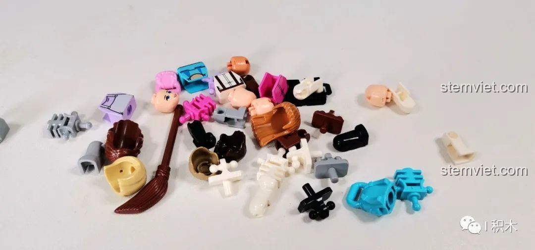Các phụ kiện và bộ phận của minifigure trong bộ lắp ghép Tòa Nhà Góc Phố Đa Năng Zhe Gao QL0919, bao gồm chổi, xô.