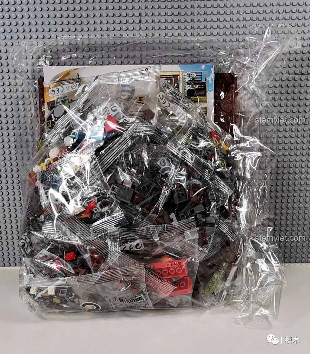 Túi lớn chứa tất cả các chi tiết lắp ghép của bộ Tòa Nhà Góc Phố Đa Năng Zhe Gao QL0919, sẵn sàng cho quá trình xây dựng.