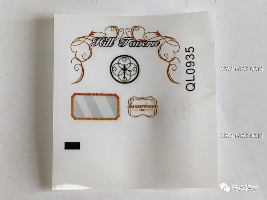 Tờ sticker đi kèm trong bộ xếp hình Tòa nhà kiến trúc châu Âu QL0935 đáng tiền để trang trí chi tiết.