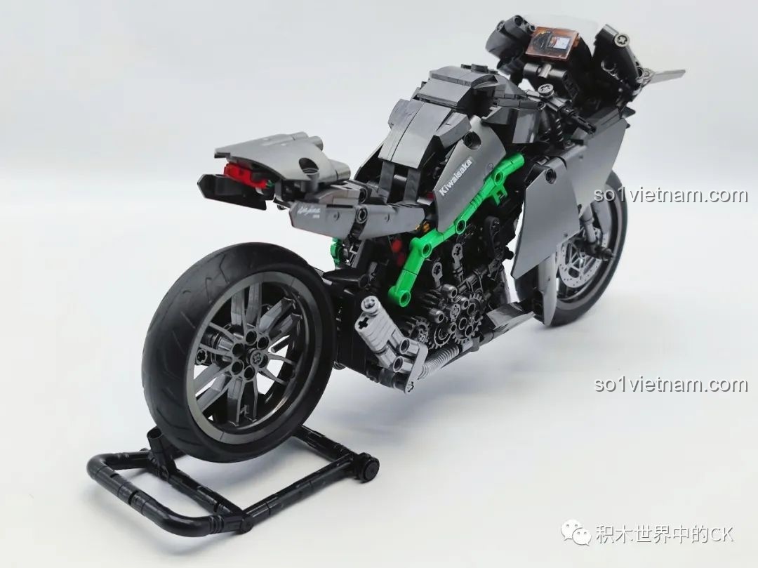 Review ZHEGAO 5183 Cỗ máy tốc độ Kawasaki Ninja H2R, góc nhìn từ phía sau làm nổi bật bánh xe lớn.