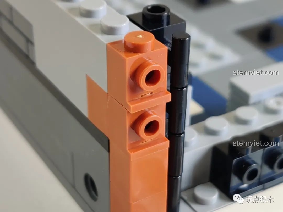 Cận cảnh chi tiết gạch 1x1 bị lỏng trong bộ review Zhegao 935 Mô hình Quán rượu Hill.