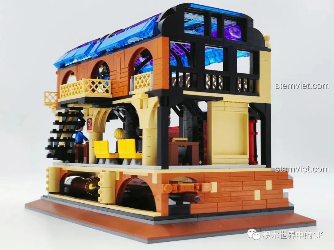 Chi tiết biển hiệu 'Platform 9 3/4' của bộ xếp hình Ga Tàu Hỏa Harry Potter 6007, tái hiện biểu tượng huyền thoại.