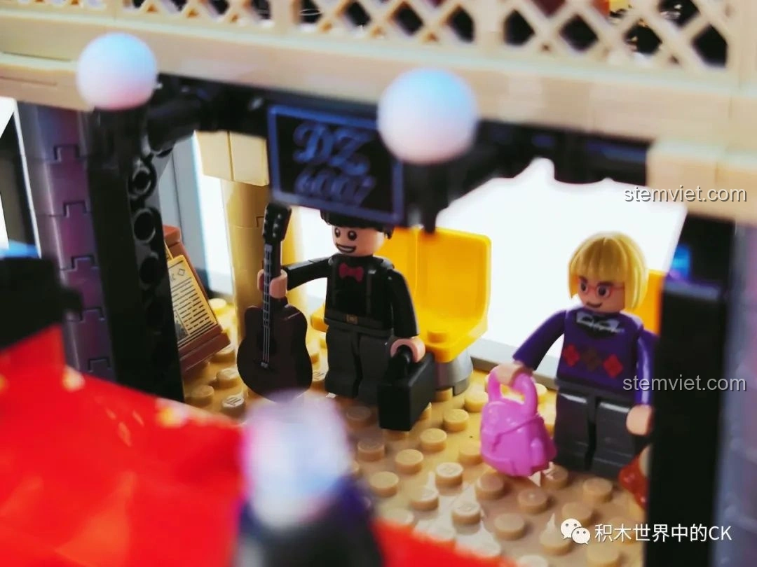 Chi tiết cầu thang của sân ga bộ đồ chơi lắp ghép Tàu Hỏa Ma Thuật DZ6007, dẫn lên tầng trên.