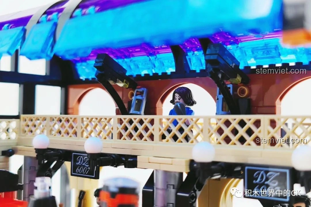 Góc cận cảnh tầng dưới sân ga của bộ xếp hình Ga Tàu Hỏa Harry Potter 6007, nơi có cơ chế ẩn giấu.