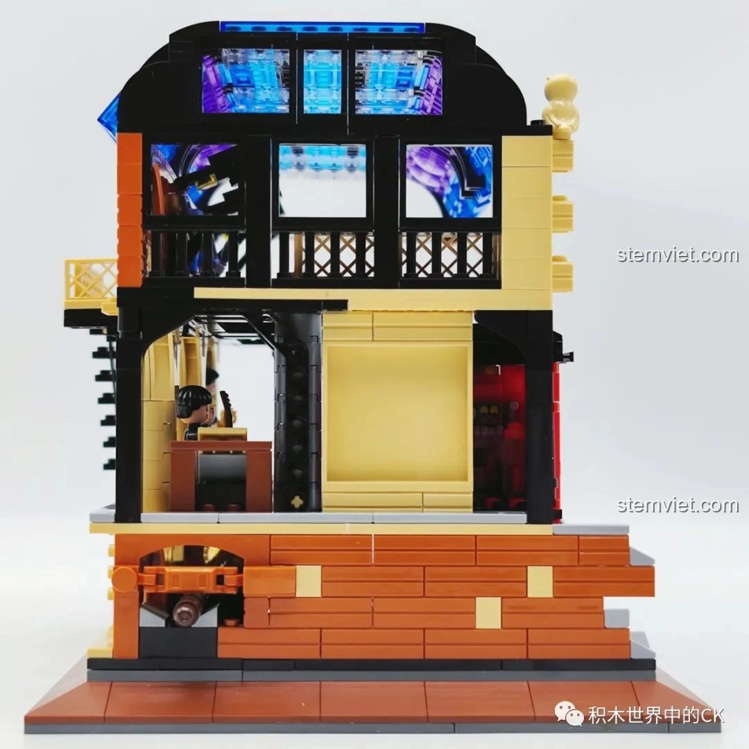 Góc cận cảnh đoàn tàu 'Magic Train' của bộ đồ chơi lắp ghép Tàu Hỏa Ma Thuật DZ6007, nổi bật các chi tiết bánh xe và thân tàu.