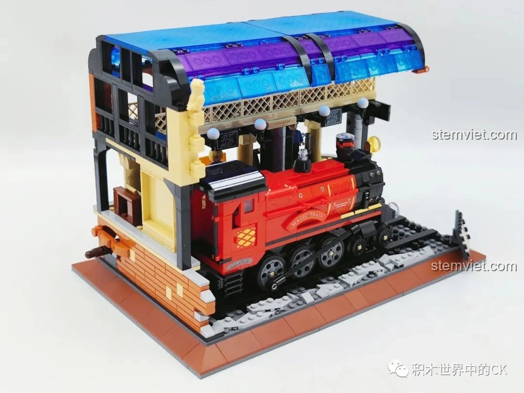 Chi tiết đầu tàu của bộ xếp hình Ga Tàu Hỏa Harry Potter 6007, với đèn pha và các họa tiết trang trí tinh xảo.