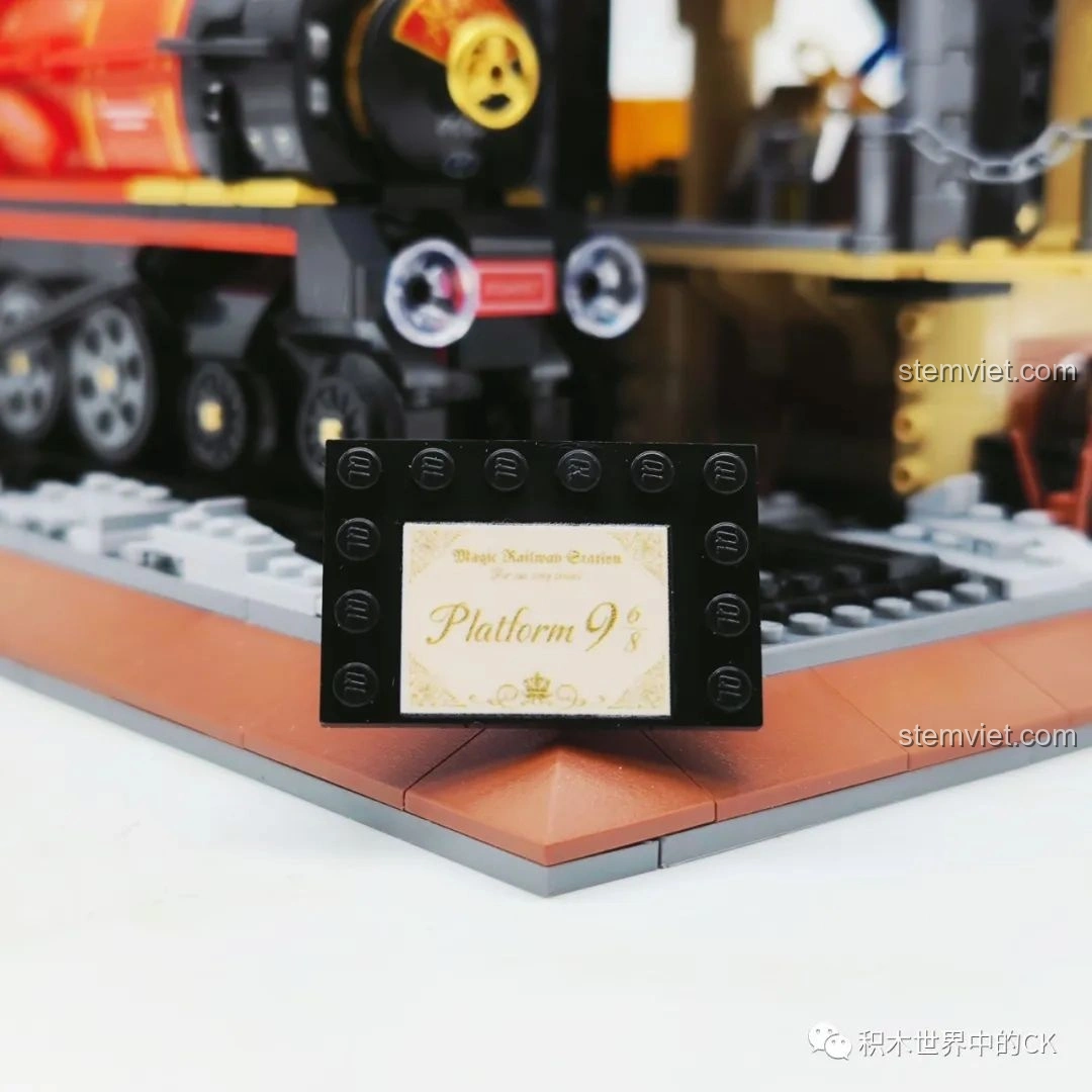 Thân tàu của bộ đồ chơi mô hình Sân Ga 9 3/4 ZHEGAO DZ6007, với các họa tiết 'Magic' và số hiệu '1983'.