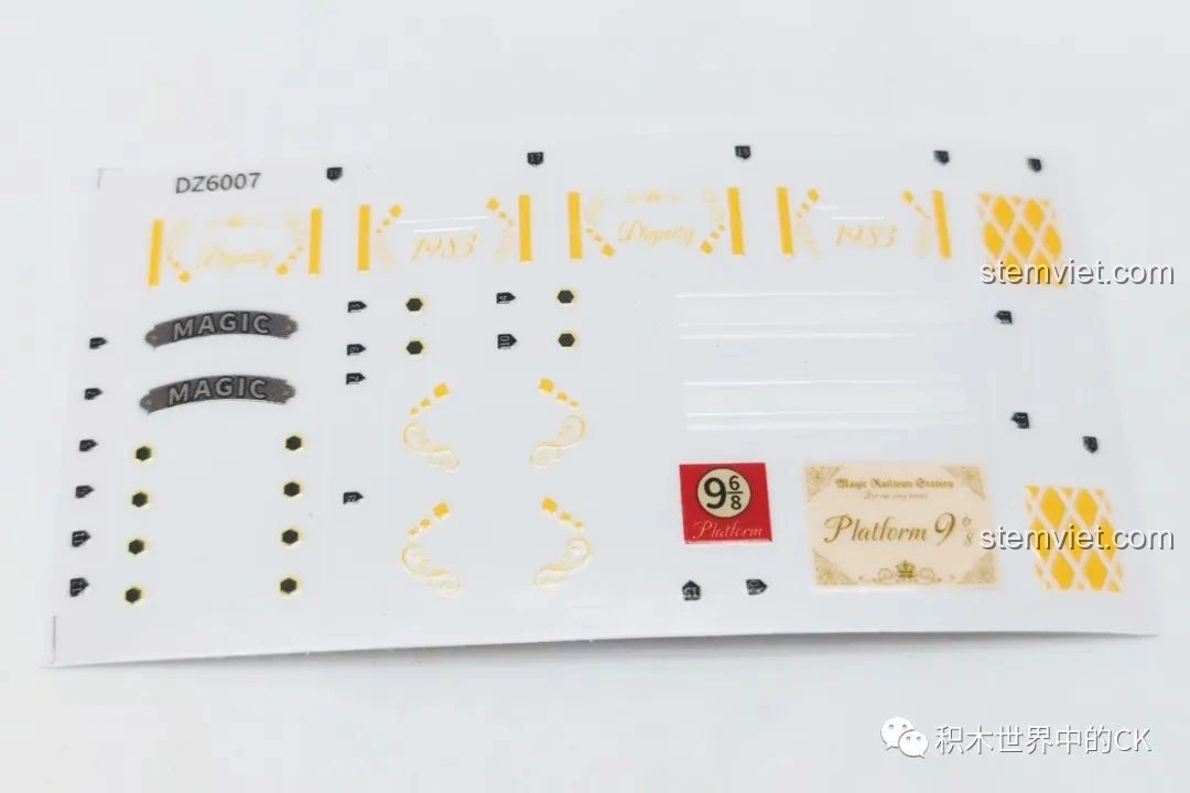 Tờ decal với các chi tiết trang trí cho bộ xếp hình Ga Tàu Hỏa Harry Potter 6007, bao gồm biển hiệu Platform 9 3/4.