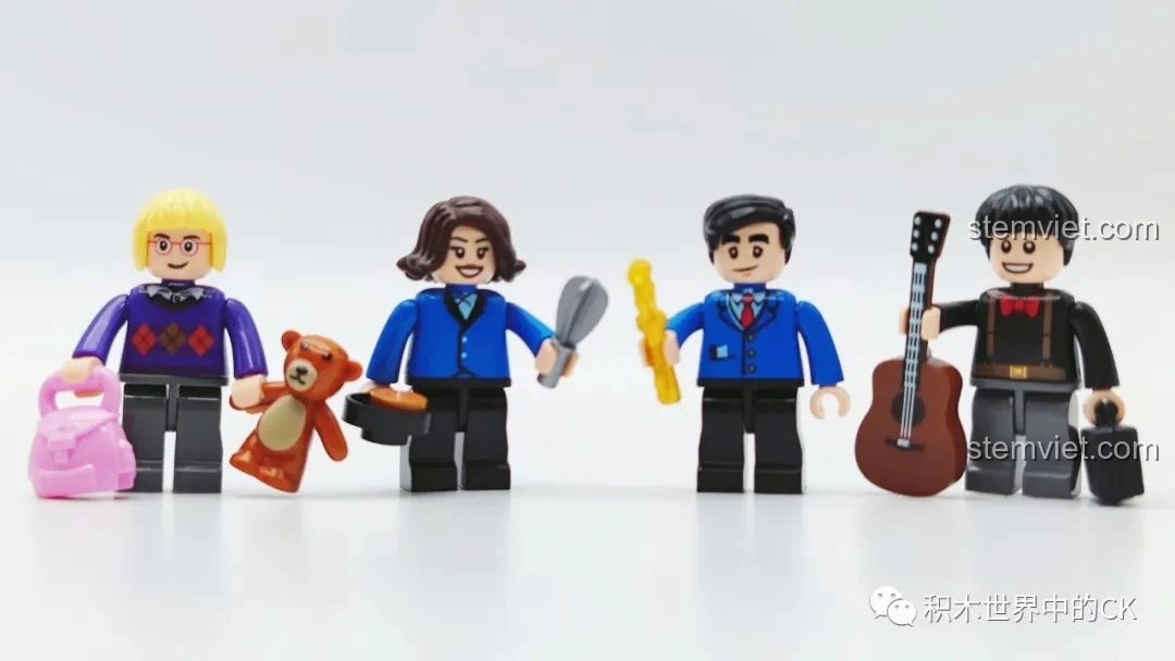Góc cận cảnh các minifigures của bộ đồ chơi lắp ghép Tàu Hỏa Ma Thuật DZ6007, với các phụ kiện cầm tay.