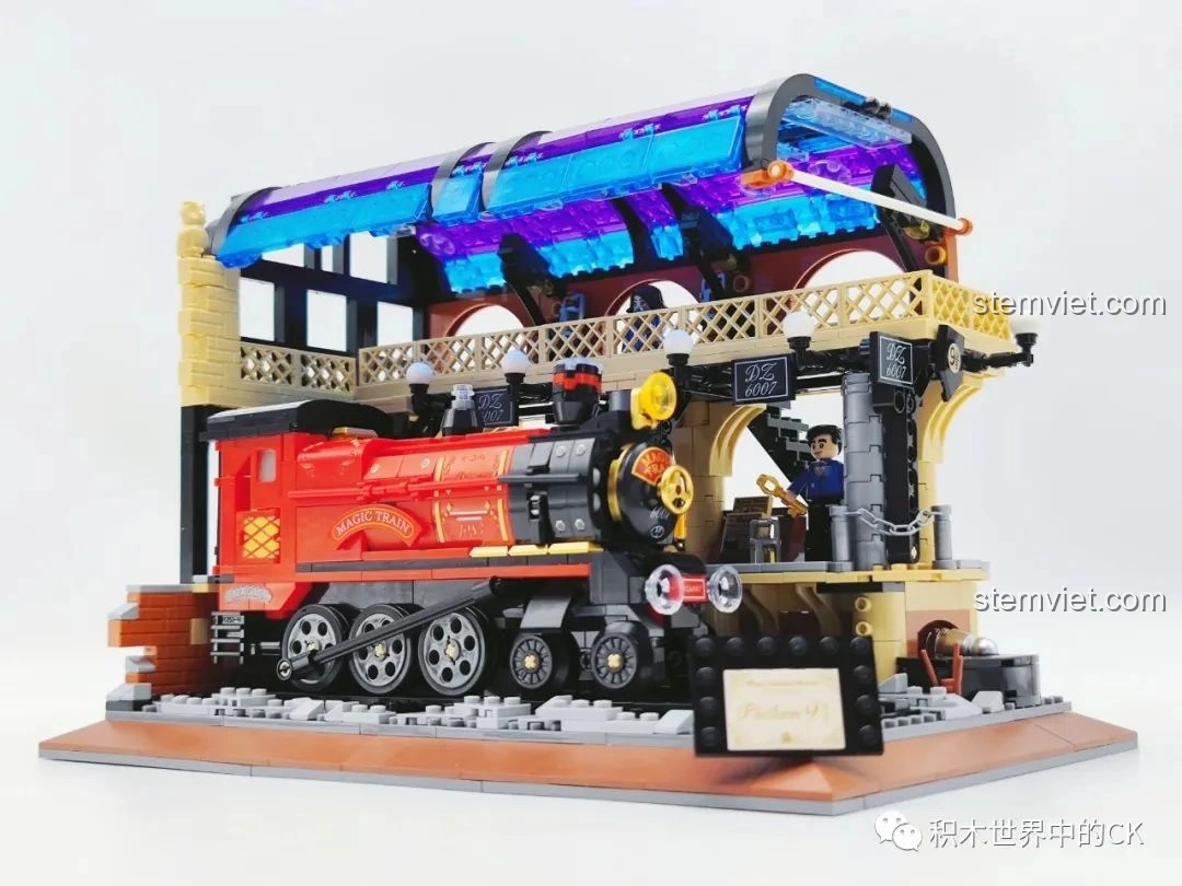 Mô hình hoàn chỉnh bộ xếp hình Ga Tàu Hỏa Harry Potter 6007 từ góc nhìn bên trái, thể hiện cấu trúc sân ga và tàu hỏa.