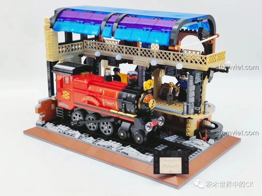 Mô hình hoàn chỉnh bộ đồ chơi mô hình Sân Ga 9 3/4 ZHEGAO DZ6007 từ góc nhìn phía trước, nổi bật đầu tàu và biển hiệu.