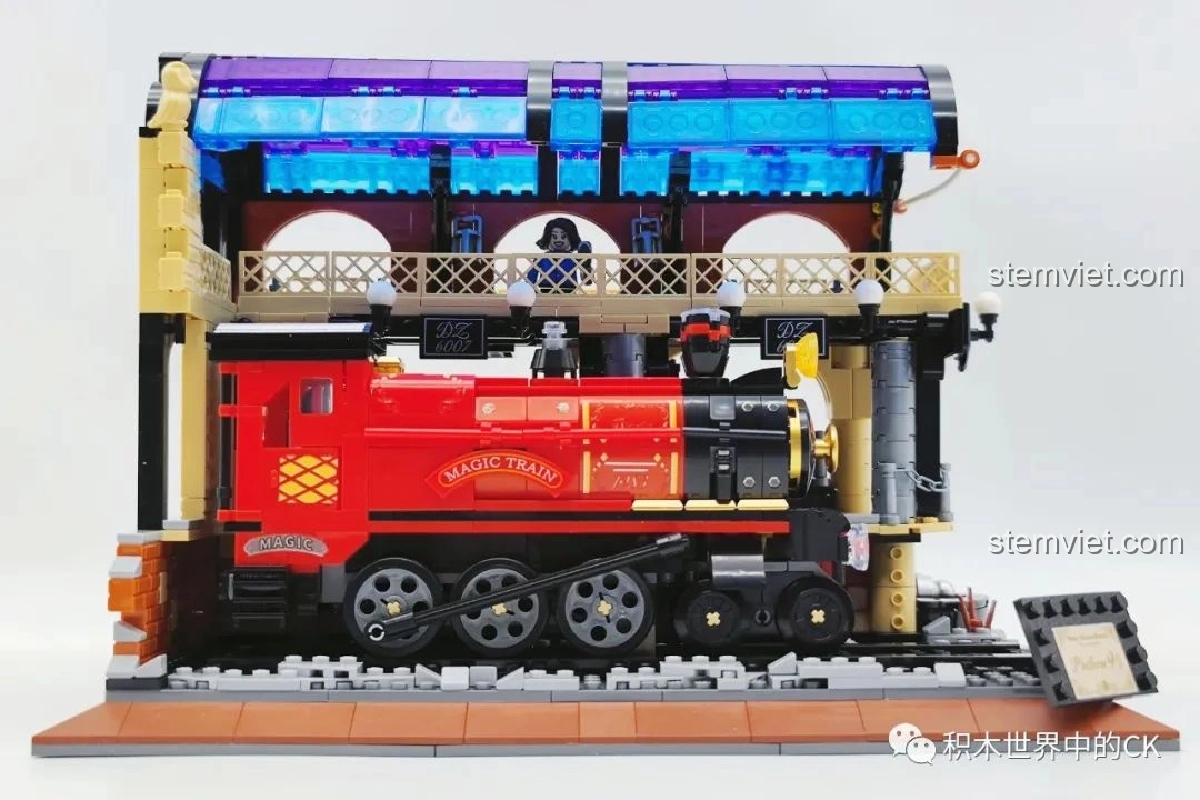 Mô hình hoàn chỉnh bộ xếp hình Ga Tàu Hỏa Harry Potter 6007 từ góc nhìn bên phải, hiển thị các chi tiết bên trong sân ga.