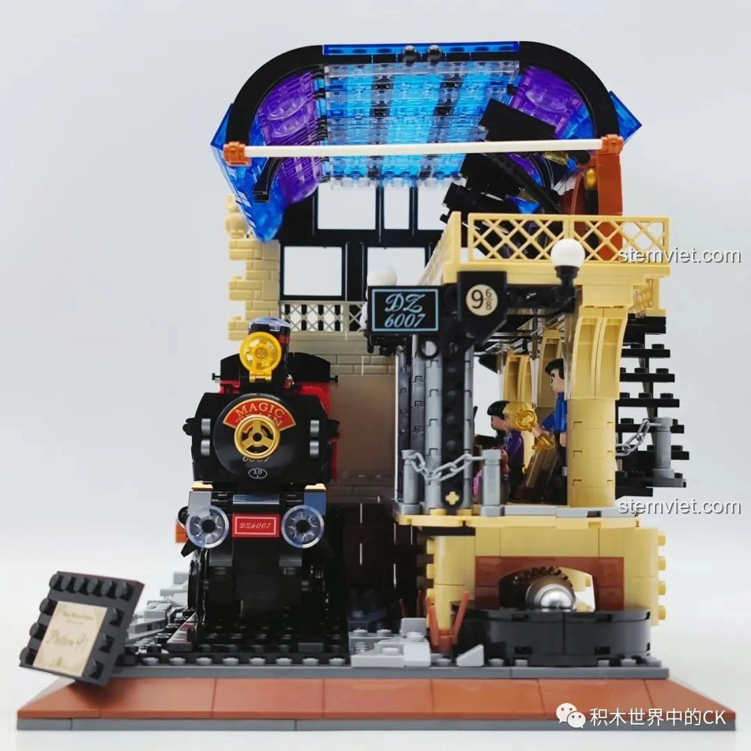 Mô hình hoàn chỉnh bộ đồ chơi lắp ghép Tàu Hỏa Ma Thuật DZ6007 từ góc nhìn phía sau, thể hiện kiến trúc sân ga.