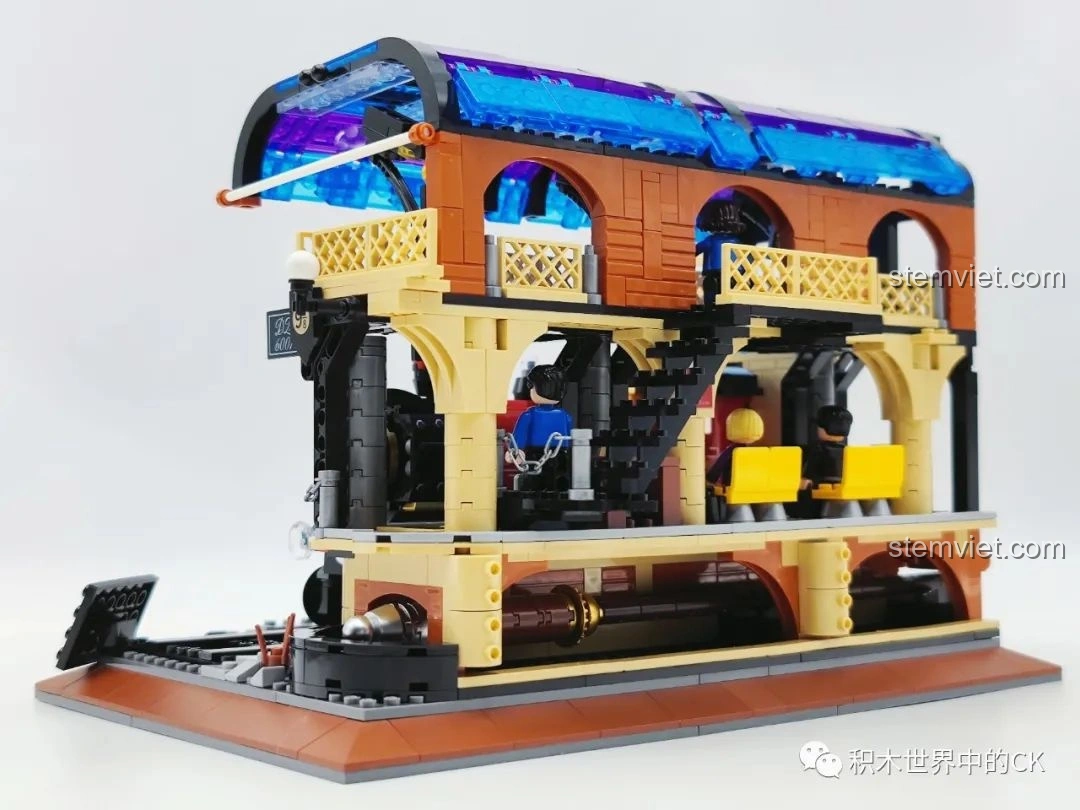 Mô hình hoàn chỉnh bộ xếp hình Ga Tàu Hỏa Harry Potter 6007 từ góc nhìn phía sau bên phải, thể hiện sự kết hợp hài hòa giữa tàu và sân ga.