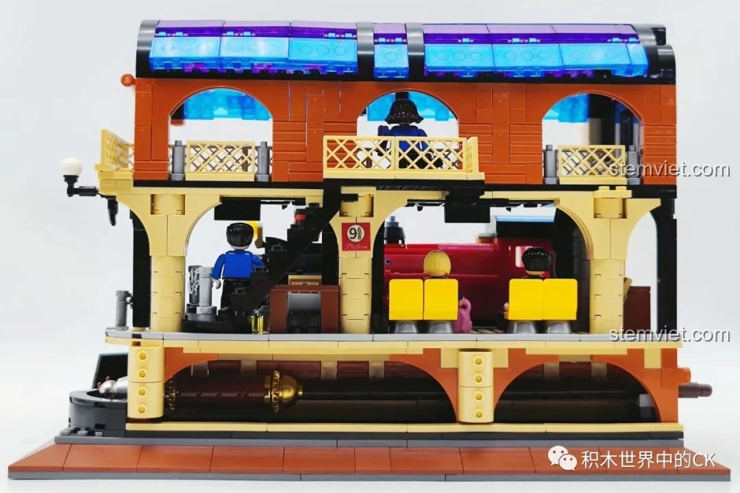 Mô hình hoàn chỉnh bộ đồ chơi mô hình Sân Ga 9 3/4 ZHEGAO DZ6007 từ góc nhìn phía sau bên trái, nổi bật mái vòm và kiến trúc sân ga.