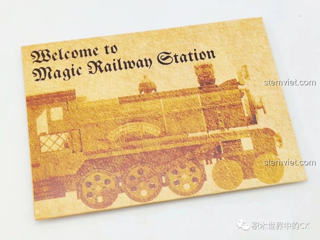 Tấm thiệp 'Welcome to Magic Railway Station' đi kèm bộ đồ chơi lắp ghép Tàu Hỏa Ma Thuật DZ6007, tăng thêm sự độc đáo.