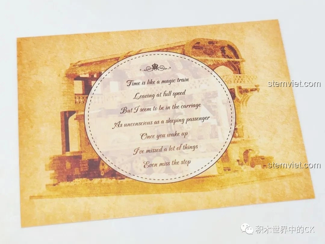Mặt sau tấm thiệp của bộ xếp hình Ga Tàu Hỏa Harry Potter 6007, in bài thơ ý nghĩa về thời gian và chuyến tàu.