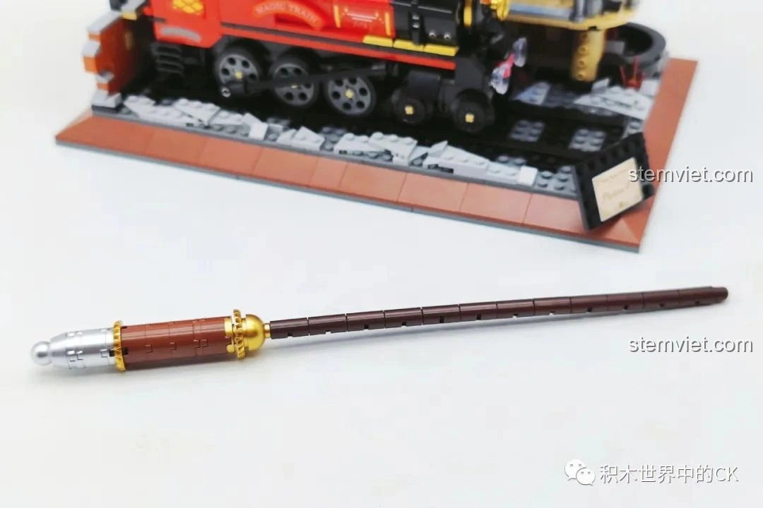 Góc nhìn khác của toàn bộ sản phẩm bộ đồ chơi mô hình Sân Ga 9 3/4 ZHEGAO DZ6007, thể hiện sự hoành tráng của mô hình.