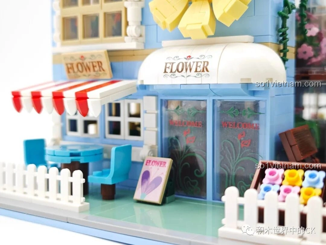 Cận cảnh mái hiên sọc đỏ trắng và cửa sổ của ZHEGAO DZ6120 Tiệm cây cảnh mọng nước, tạo điểm nhấn kiến trúc.