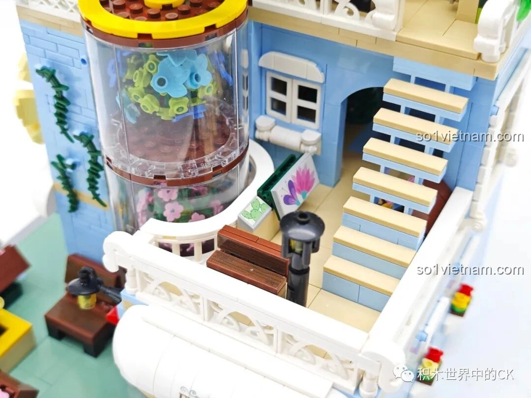 Chi tiết khu vườn sân thượng của ZHEGAO DZ6120 Cửa hàng cây mọng nước, với mái kính và nhiều loại cây xanh.