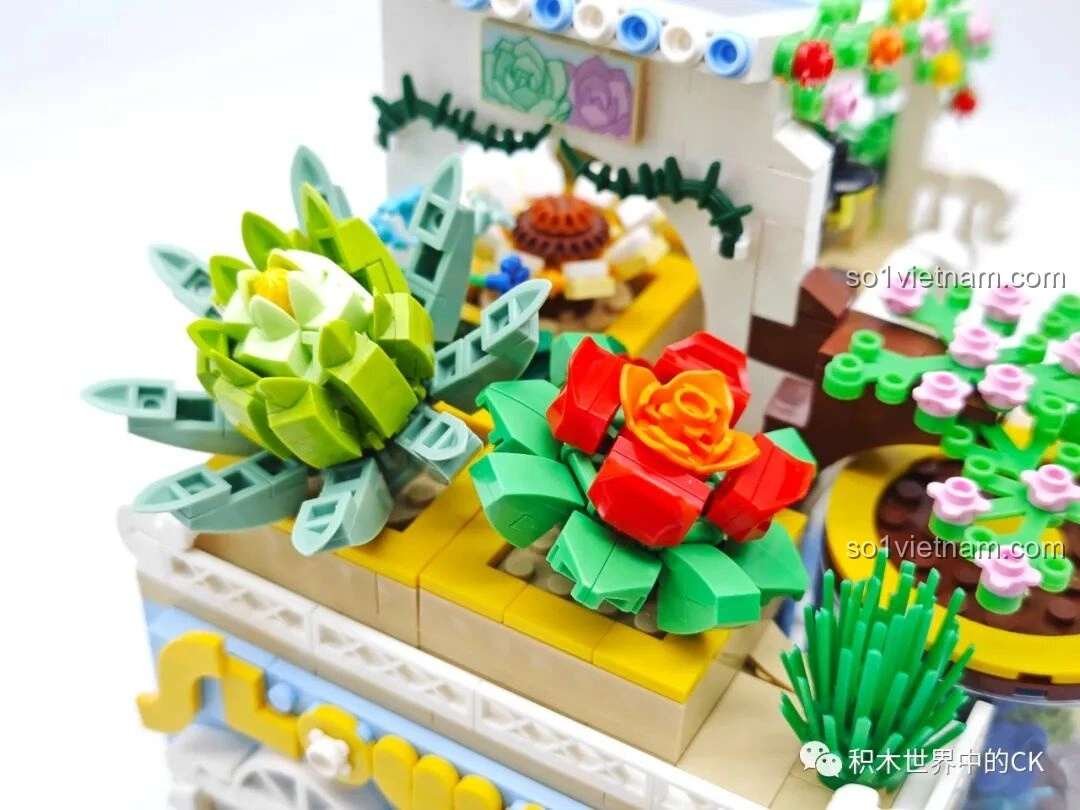 Góc nhìn khác của sân thượng ZHEGAO DZ6120 Nhà hoa mọng nước, với đèn đường và ghế băng, tạo không gian thư giãn.