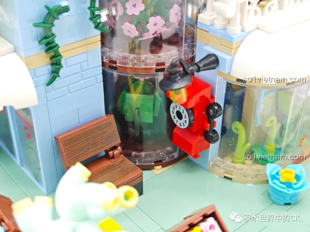 Góc nhìn khác của thang máy cây cảnh và chi tiết điện thoại cổ điển bên cạnh trong ZHEGAO DZ6120 Cửa hàng cây mọng nước.