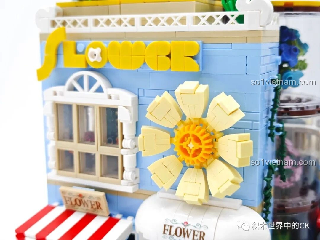 Cận cảnh hệ thống thang máy hình trụ trong suốt trưng bày cây cảnh mini của ZHEGAO DZ6120, rất độc đáo và sáng tạo.