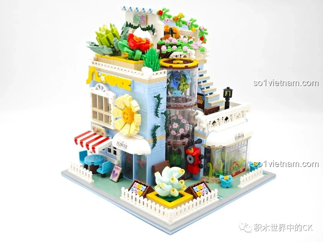 Góc nhìn khác của mô hình ZHEGAO DZ6120 Nhà hoa mọng nước đã hoàn thành, thể hiện sự hài hòa trong thiết kế và màu sắc.