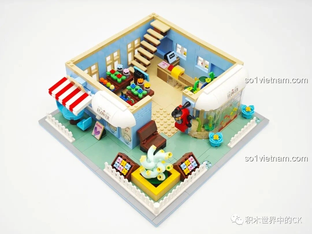 Chi tiết tầng 1 của ZHEGAO DZ6120 Nhà hoa mọng nước trong quá trình lắp ráp, các kệ trưng bày và khu vực bán hàng.