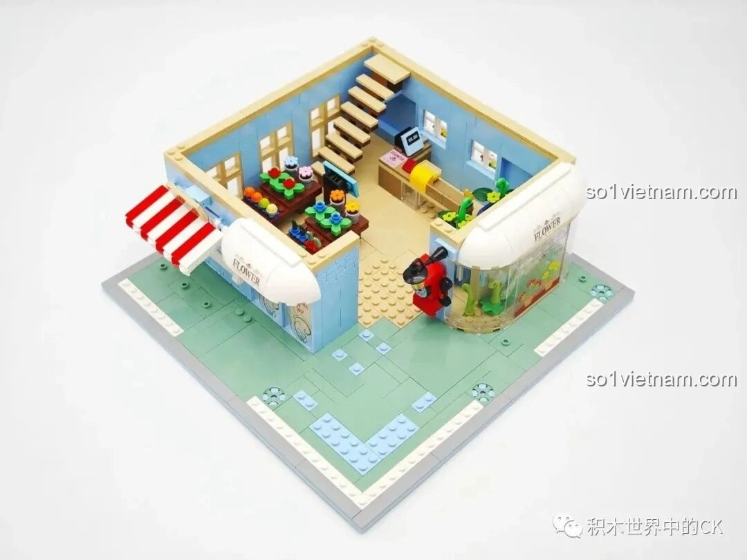 Tiến độ lắp ráp ZHEGAO DZ6120 Tiệm cây cảnh mọng nước, tầng 1 dần hoàn thiện với nội thất và chi tiết cửa hàng.