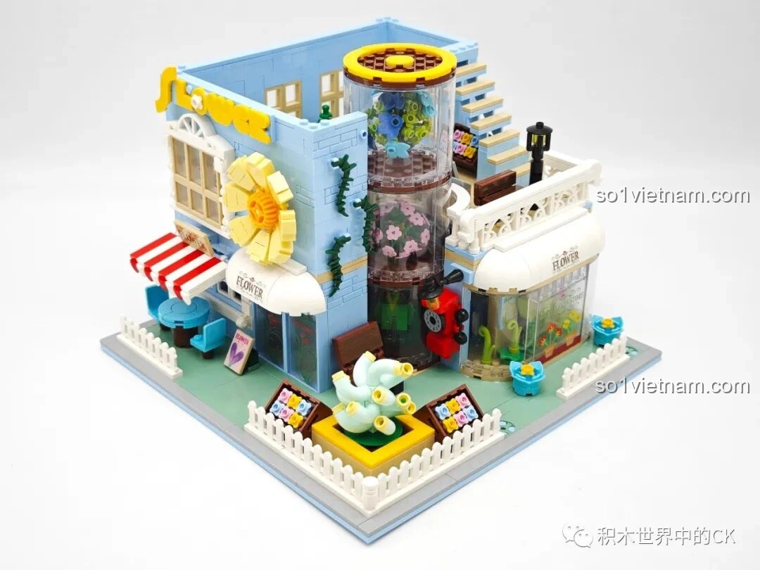 Chi tiết tầng 2 của ZHEGAO DZ6120 Tiệm cây cảnh mọng nước, các trụ tròn và cầu thang đang được lắp ghép.