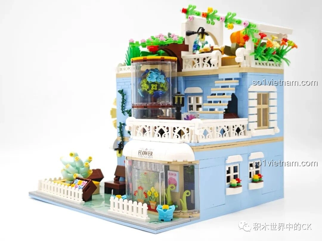 Mặt bên trái của ZHEGAO DZ6120 Cửa hàng cây mọng nước, với các cửa sổ và chi tiết trang trí tường.