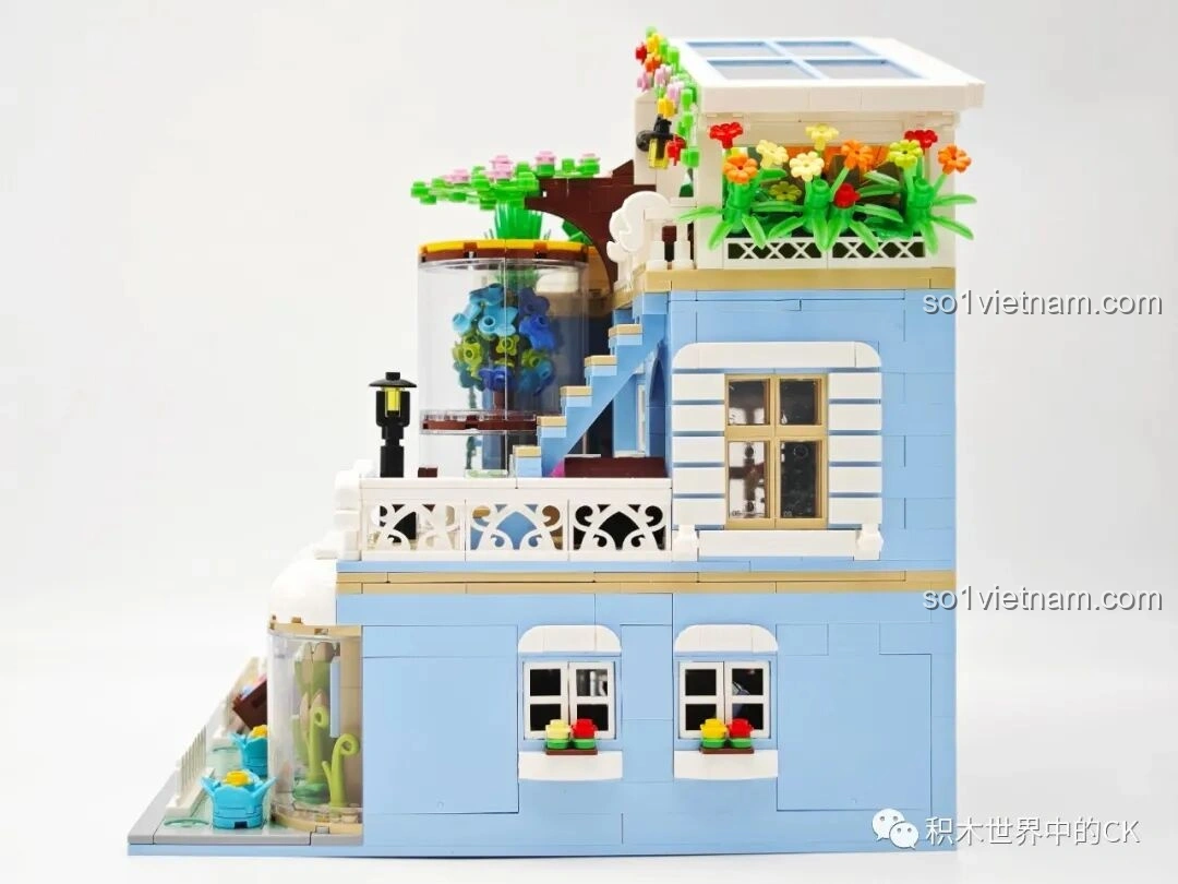 Góc nhìn phía sau của ZHEGAO DZ6120 Cửa hàng cây mọng nước, thể hiện mái kính và khu vườn sân thượng.