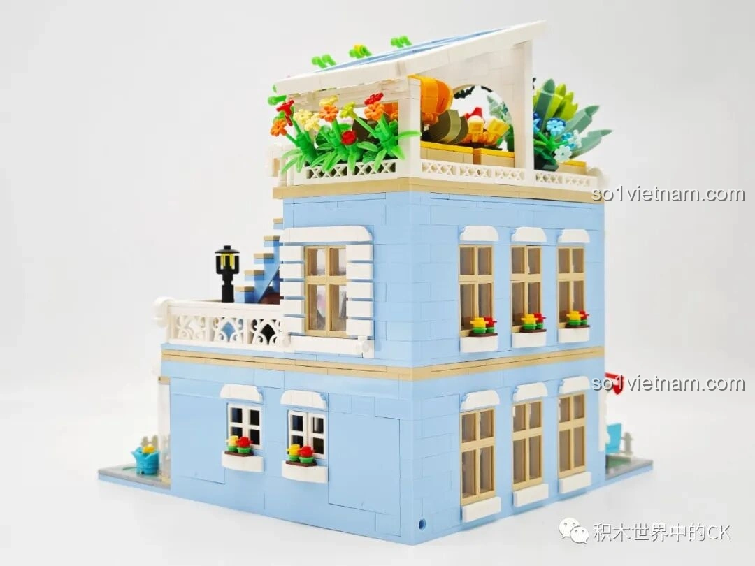 Mặt sau của ZHEGAO DZ6120 Tiệm cây cảnh mọng nước, với nhiều cửa sổ và ban công, tạo cảm giác rộng rãi.