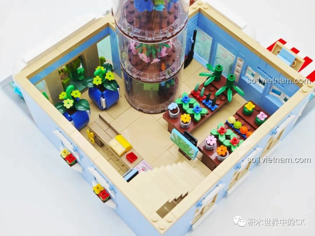 Cận cảnh các chậu cây xanh và bình tưới nước mini trong nội thất tầng 1 của ZHEGAO DZ6120 Cửa hàng cây mọng nước.