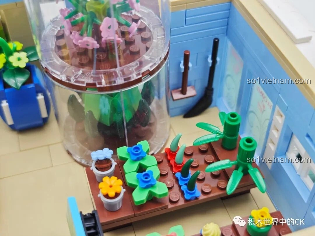 Góc nhìn khác của các kệ trưng bày cây cảnh và quầy thu ngân trong nội thất tầng 1 của ZHEGAO DZ6120 Nhà hoa mọng nước.