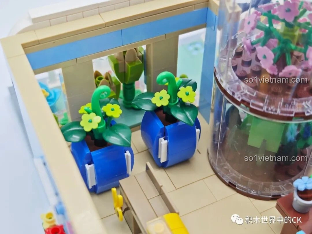 Chi tiết các kệ trưng bày cây cảnh và dụng cụ làm vườn trong nội thất tầng 1 của ZHEGAO DZ6120 Tiệm cây cảnh mọng nước.