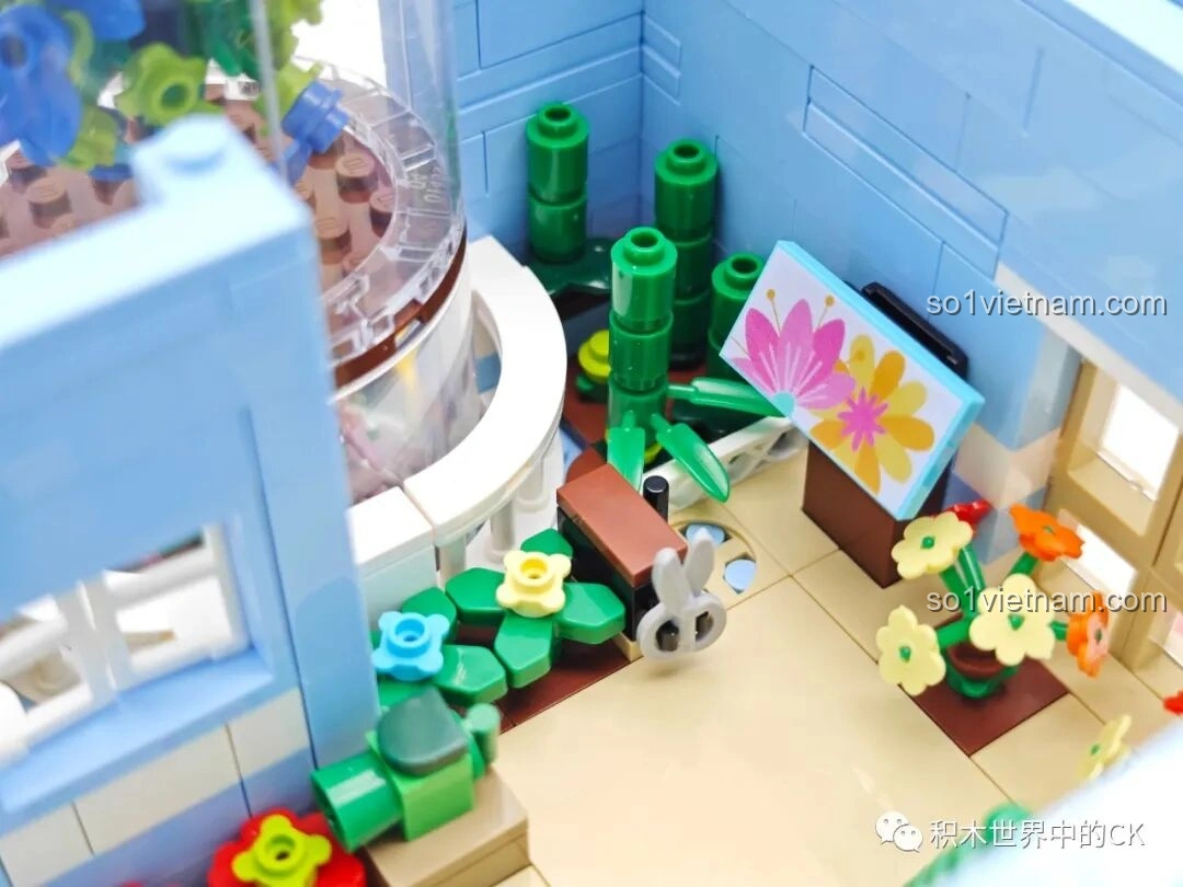 Tổng thể nội thất tầng 1 của ZHEGAO DZ6120 Nhà hoa mọng nước, với quầy hàng và các kệ trưng bày cây cảnh.