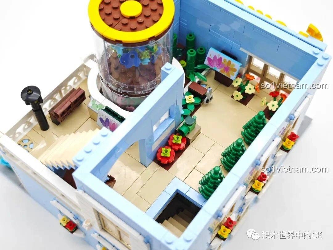 Cận cảnh các chi tiết nội thất tầng 2 của ZHEGAO DZ6120 Tiệm cây cảnh mọng nước, với kéo cắt cây và các chậu hoa nhỏ.