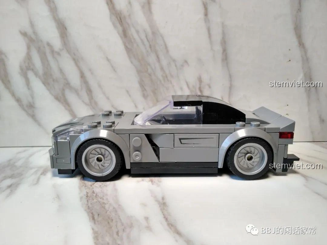 Góc nhìn phía sau của mô hình xe thể thao Zhegao QL0714, chi tiết đèn hậu và ống xả