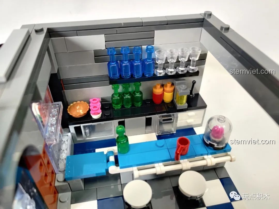 Cận cảnh quầy bar chi tiết trong bộ lắp ghép Quán rượu Hill cho con trai trên 6 tuổi.