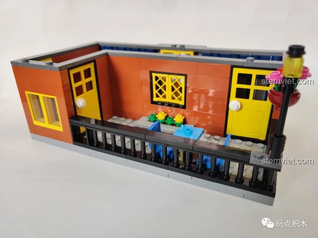 Nội thất tầng 3 của bộ xếp hình Mô Quán rượu Hill QL0935 tiết kiệm, có ban công phía sau.