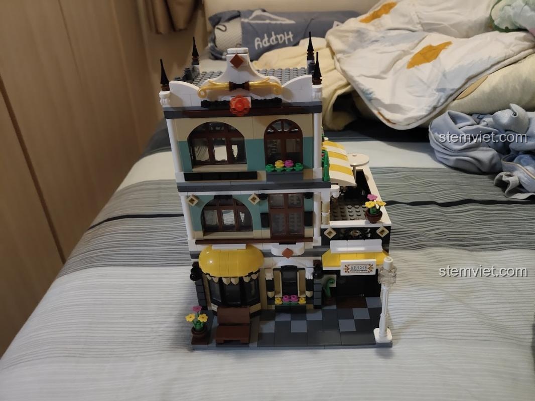 Hình ảnh quảng cáo bộ sưu tập nhà phố Street View của Zhegao, trong đó có bộ Nhà hàng La Mã QL0936.