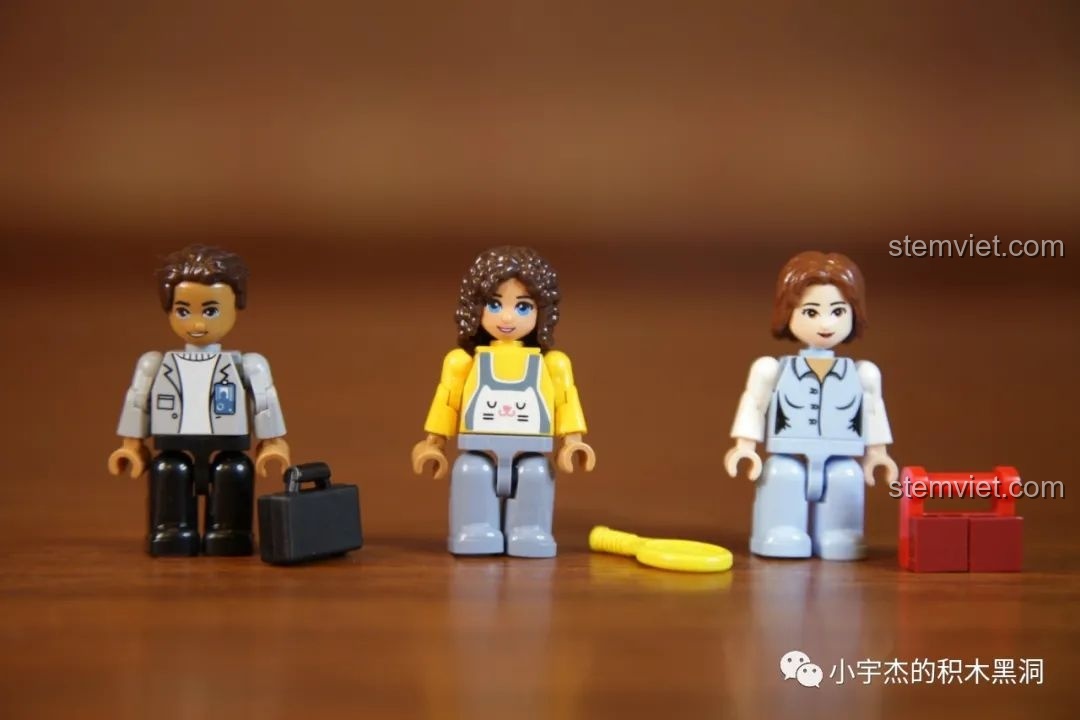 Ba minifigures của bộ Zhegao QL0937 Nhà Hàng Trung Hoa: đầu bếp, thực khách nam và thực khách nữ.