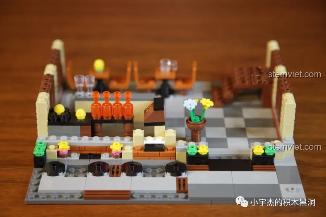 Nội thất tầng 1 của bộ Zhegao QL0937 Nhà Hàng Trung Hoa với quầy bar, bàn ghế và hoa trang trí.